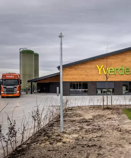 Vlakbodemsilo's elimineren brugvorming bij legpluimveebedrijf