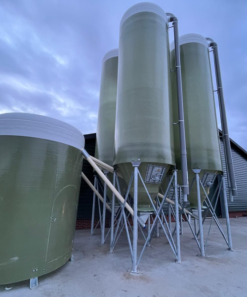 Vier Polem-silo’s met wegerhut voor vleeskuikenhouderij